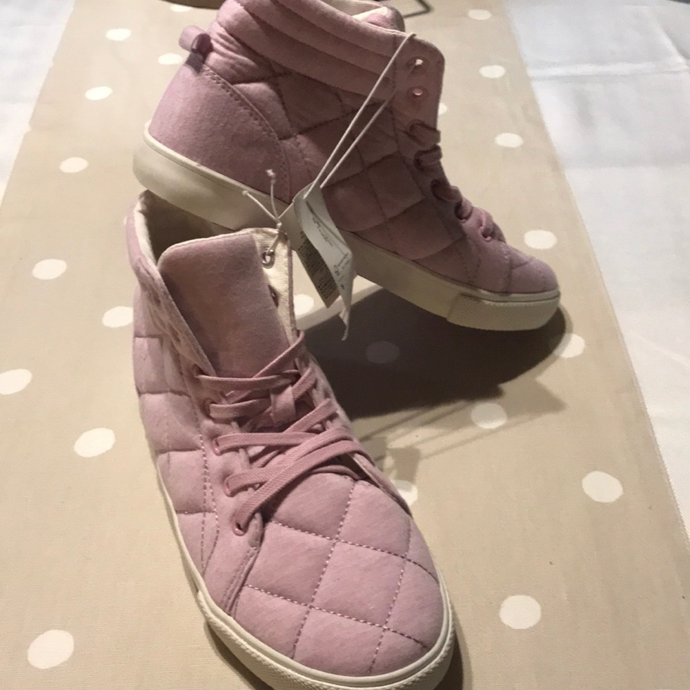 BRAND NEW Old Navy Sneakers size 5 NWT